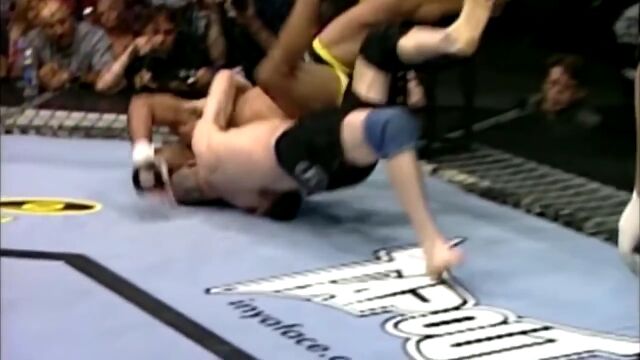 仕掛けた側が大ダメージ。総合格闘技で自滅してしまった選手たちの映像集