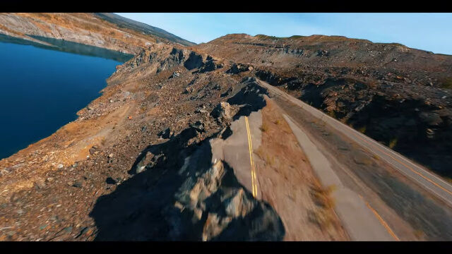 映画に出てきそうな光景。大規模な地滑りで崩れ落ちたカナダの道路をドローン空撮