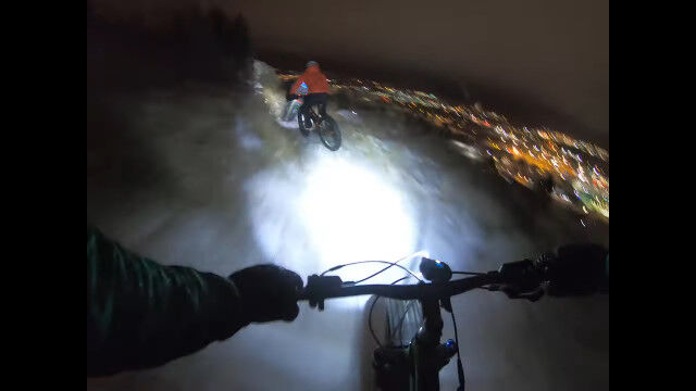 夜の山道を自転車で駆け下りる主観映像がなかなかの怖さ