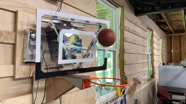 バックボードに当たればだいたい入る、ハイテク・バスケットボールフープ