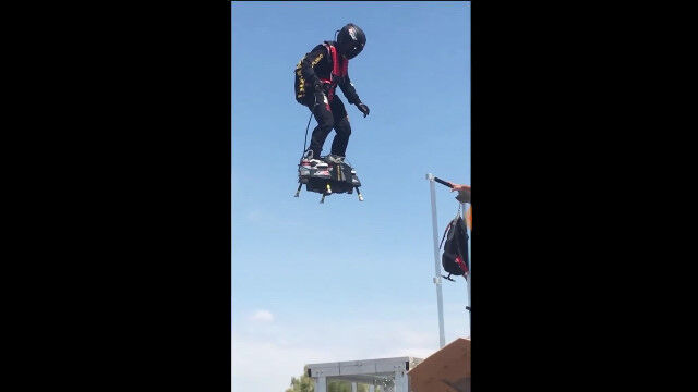 空を自由に飛べる飛行装置「Flyboard Air」が飛ぶ様子を、地上から撮影した映像