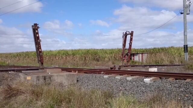 レールが跳ね橋のように持ち上がる!ちょっと変わったオーストラリアの線路の交差点