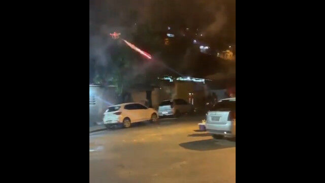 ご近所さんの爆音パーティーに憤慨した男、連発花火を搭載したドローンでパーティー会場を襲撃