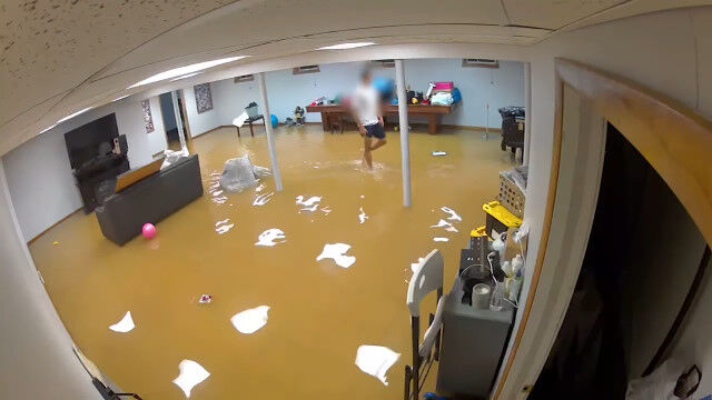 記録的な豪雨で被害が続くアメリカにて、地下室の壁が崩れ去る瞬間をとらえた防犯カメラ映像