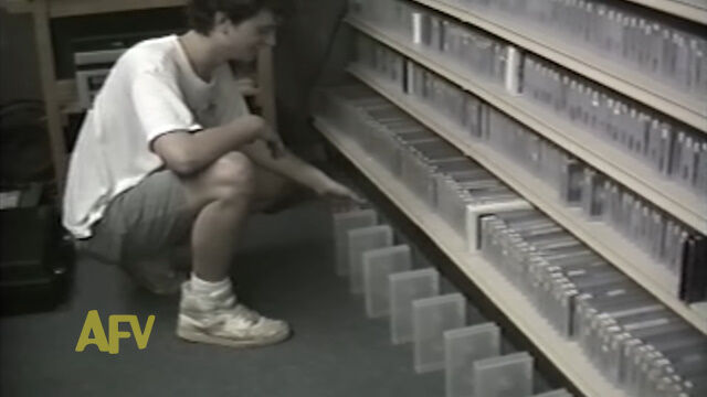 深夜のビデオ店、VHSビデオテープの空ケースでドミノ
