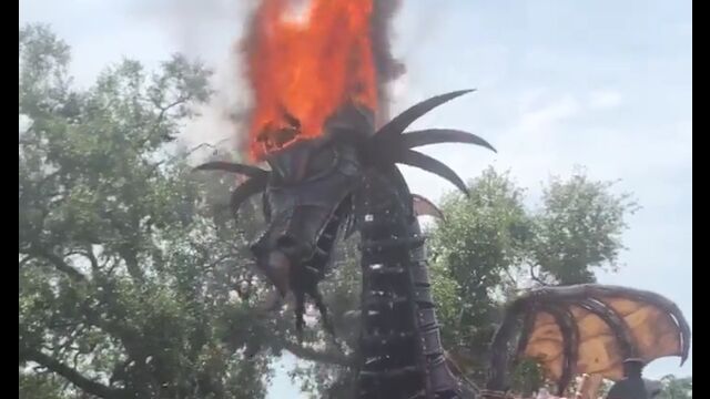 米ディズニーワールドでドラゴンの頭部が炎上、消火活動がさながら竜退治のような様相に