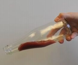 全世界が待ち望んだ大発明が今ここに!MITで開発された「水のようにケチャップを注げるボトル」