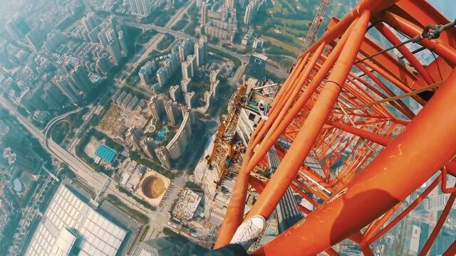恐怖心マヒしすぎ。地上660メートル、中国で最も高くなる予定の超高層ビル「平安国際金融中心」に無断で登る男たち