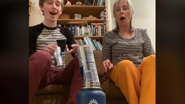 水筒に空き缶を投げるだけで、ここまで夢中になって盛り上がれるのもすごい