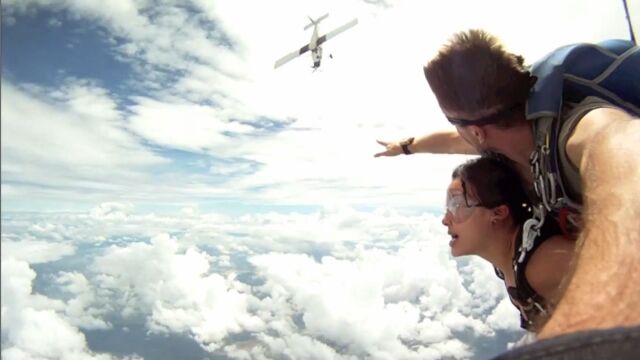 スカイダイビングで落下中に飛行機と接触!ギリギリのところで助かった映像が恐ろしすぎる
