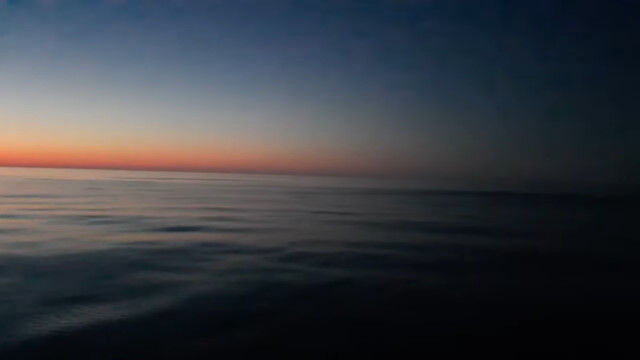 あっちは昼、こっちは夜。北海洋上で撮影された、昼と夜とが混在する風景
