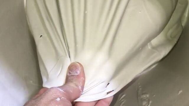 空っぽになったペンキ缶からペンキを引っ剥がすという悦楽