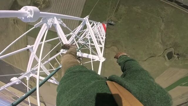 475メートルの鉄塔に登った男から見た主観映像が恐ろしすぎる