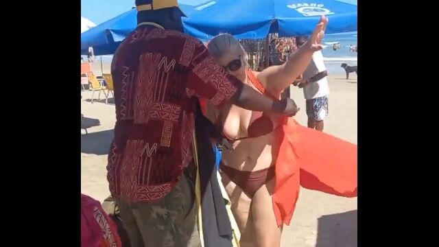 水着のお姉さん相手に公開生着替えで着こなしアレンジしまくるドレス売りのお兄さん