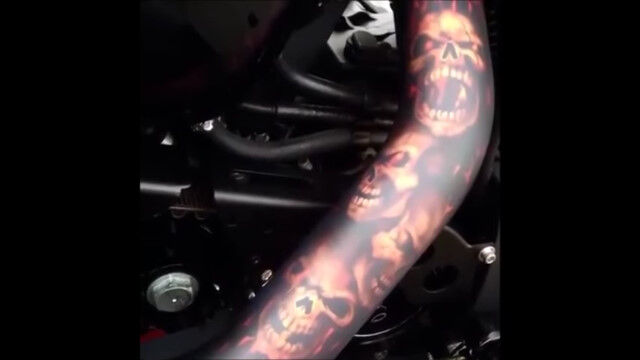 熱せられるとドクロが浮き出る!バイクの特殊なマフラーがちょっと格好いい