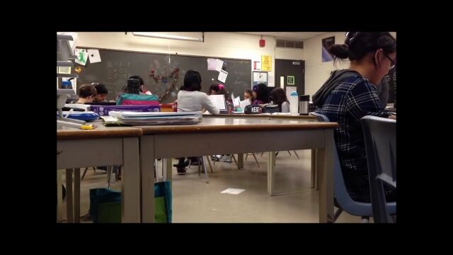 突然崩れ落ちる生徒たち……。教室で先生を驚かせる、生徒たちの死んだふりドッキリ