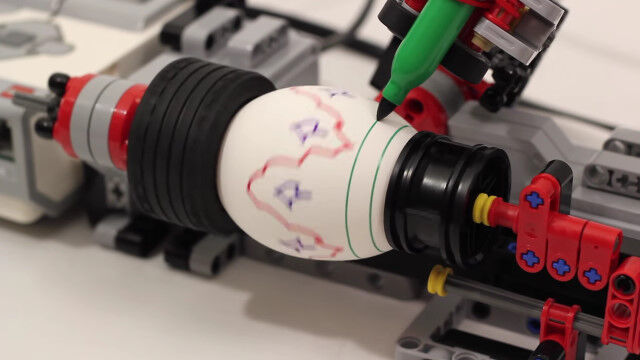 卵の表面に模様を描く、レゴで作ったイースターエッグ・メイカー