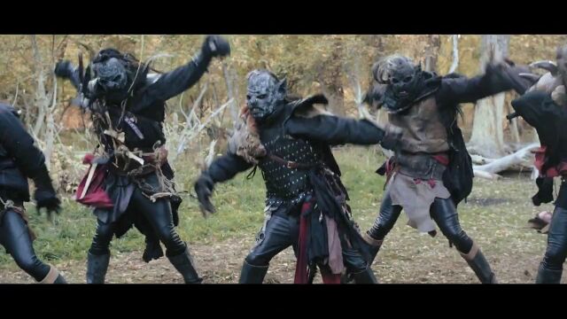 ��ʪ����館����Ӥ˥������������٤롢�����ɡ����֡�������󥰤Υե���ࡼ�ӡ���The Orc Dance!