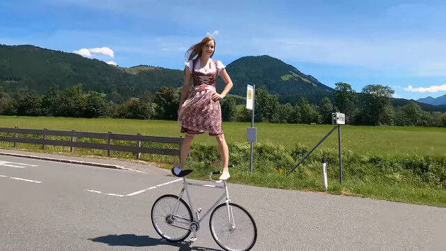 �������ȥꥢ����ʤ��طʤˡ��ä��٤���ž�֥ȥ�å�����Ϫ���Ƥ���뤪�Ф���