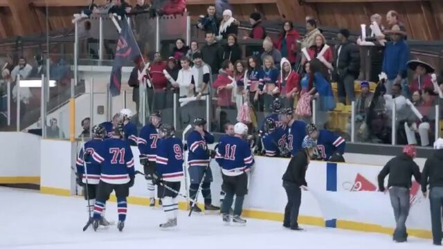 アマチュアホッケーチームの試合に大勢のサポーターを投入、まるでプロの試合のように盛り上げてみた心温まるドッキリ映像