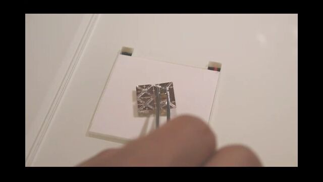 MITで開発された、自分自身を折りたたむ超小型の折り紙ロボットが凄い