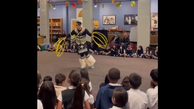 多数のフラフープを華麗に操るパフォーマーに、小学生たち大喜び
