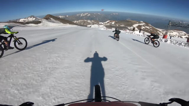 地獄のような山道を最速で駆け下りる迫力がスゴい。自転車レース「マウンテン・オブ・ヘル 2019」優勝者のヘッドカム映像