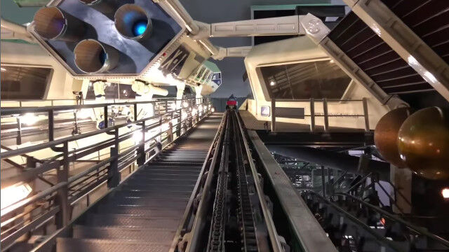 暗くないスペースマウンテンに乗って撮った、普通と違う新鮮な映像