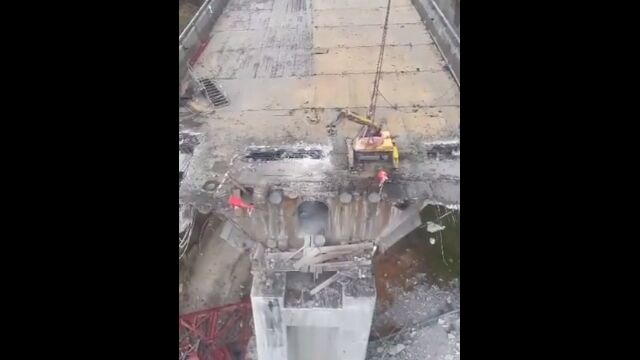 【ヨシ！】クレーンで吊り下げた重機を使い、足場の橋を崩すという解体作業