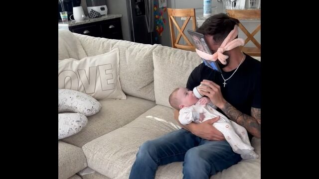 ママじゃないと泣いちゃう赤ちゃんに、画期的な方法で授乳するパパ