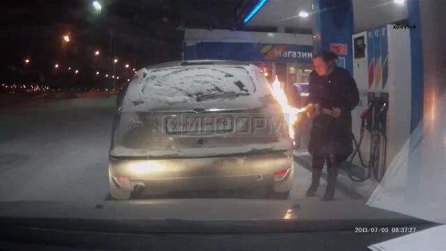 給油中、手元をライターで照らして炎上。ロシアのガソリンスタンドで車載カメラが撮影