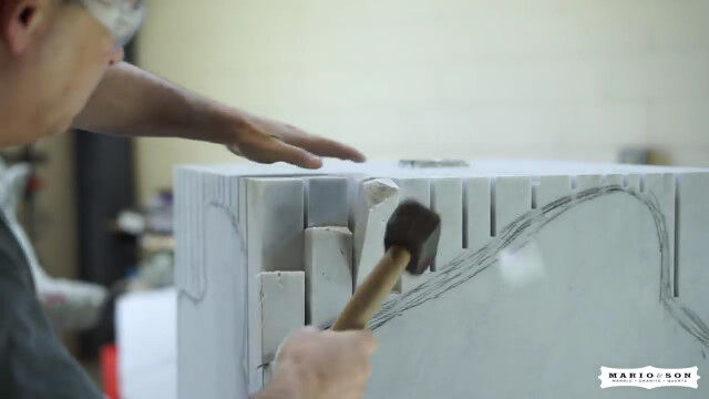 大理石のかたまりを削って磨いて美しい彫刻を作り上げる職人さん