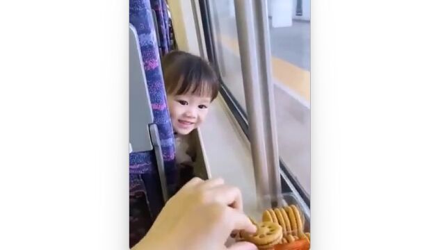 前席の幼女におすそ分け。礼儀正しい幼女の、気持ちだけ頂きたいお返し