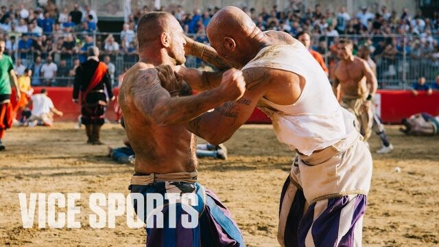 殴り合い、蹴り合うサッカー。格闘技とサッカーを混ぜたようなイタリアのスポーツ、カルチョ・フィオレンティノ