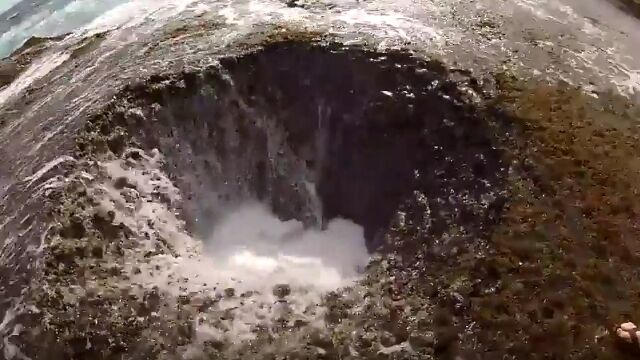 興味深いけど恐ろしい、「潮吹き穴に入ってみた」という動画
