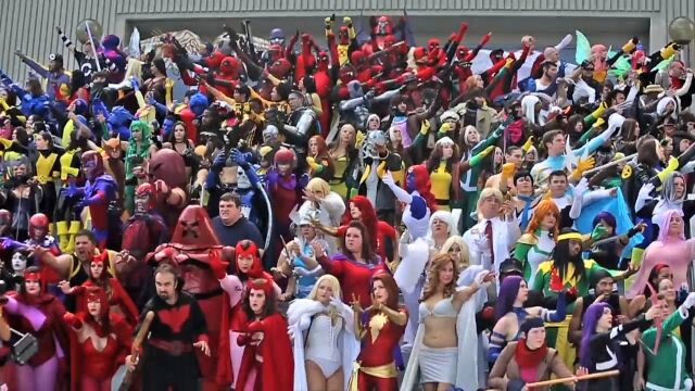 �ҡ������˥��ܥåȤ˥����ꥢ�󡪥����ץ쥤�䡼�����̤�����DRAGON CON 2014�α���