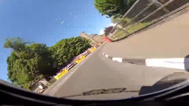 恐ろしく速い電動バイクで走るマン島のライダー視点映像