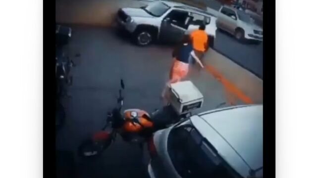 パーキングブレーキかけ忘れで車が発進。すかさず駆けつけ停止させた店員さんが凄い