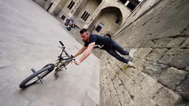 自転車を自在に乗りこなし、バルセロナの街を駆けるティム・ノールのフラットランド・バイクトリック