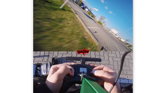 わずかな指の動きで驚くべき精度。高速ドローンを自在に操る、ドローン視点、手元視点の映像