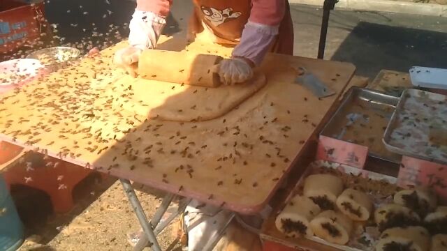 中国の屋台がマジで怖い。数百匹のミツバチが群がる蜂麻糬が凄すぎる