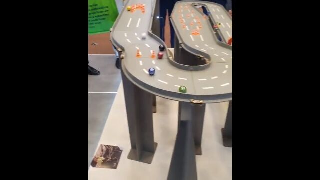 どのビー玉が一番早く転がるかを予測するビー玉レース。完全なる運ゲーなのに結構熱い