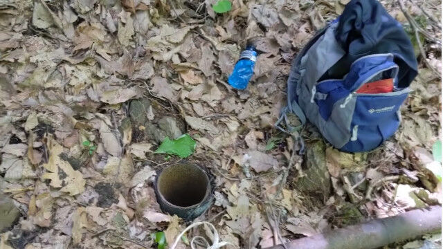 森を散策中に発見した、地面から突き出た謎のパイプ。懐中電灯とカメラを紐で結び、パイプの奥がどうなっているのか撮影