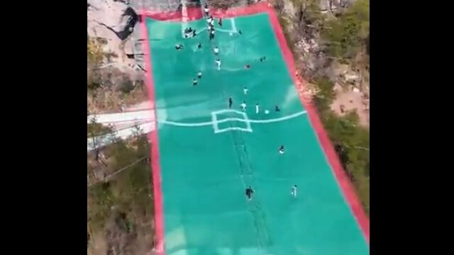 中国、空中に架けられたサッカーフィールド風ネット