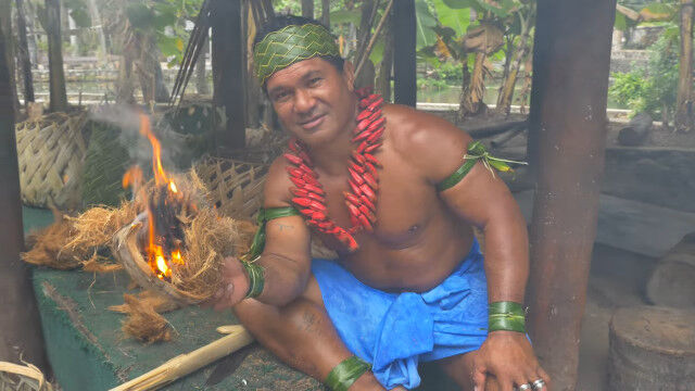 わずか十数秒で火種ができる。サモアの男が教えてくれる、ポリネシア流の火起こし