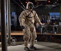 �ɸ����ȥ����ޥ�������������˿ʹ֤˶�Ť���Boston Dynamics�Ҥ���­��ԥ��ܥåȡ�PETMAN��