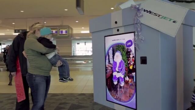 空港で流れてきたのは荷物じゃなくてサンタさんからのプレゼント!ウエストジェット航空の太っ腹プレゼント企画が凄い