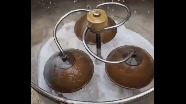 まだ現役で作動する1912年製の洗濯機。洗い方が面白い