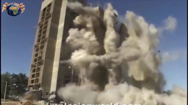 一瞬で崩れ落ちる建築物。100件に及ぶ爆破解体の瞬間を集めた映像集