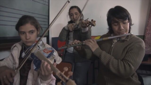 拾ったゴミから作った楽器で演奏。パラグアイのスラム街から生まれたランドフィル・ハーモニック・オーケストラ